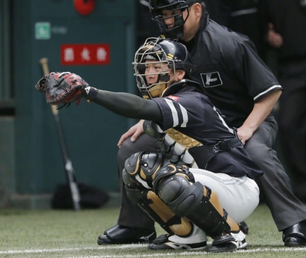 甲斐は球界一の強肩とも言われる（共同通信社）