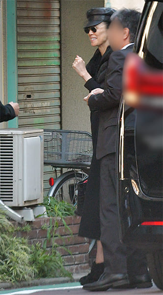 白い歯を見せ笑顔の萬田