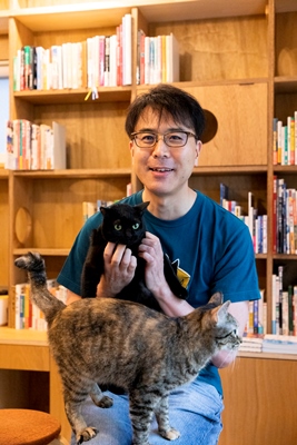 安村正也さんと『Cat's Meow Books』の猫店員たち