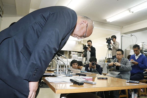 水泳部の上野監督は日本オリンピック委員会理事も務めている（写真／共同通信社）