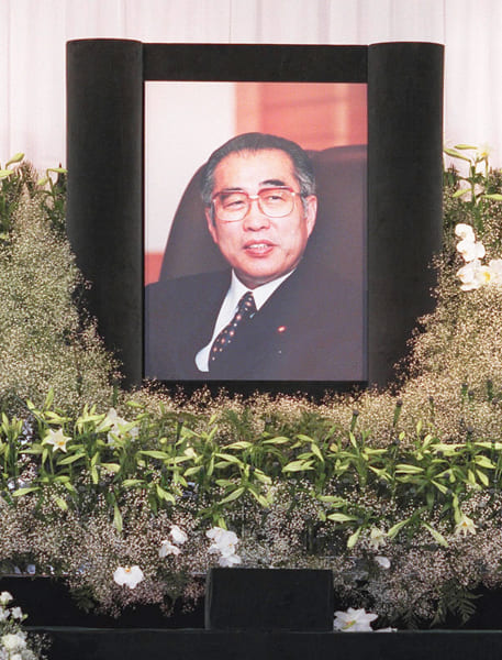 小渕恵三首相が亡くなったのもこの年だった（時事通信フォト）