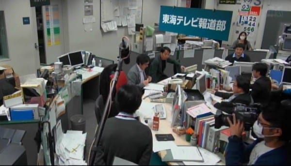 報道部を撮影するクルー(「さよならテレビ」より)