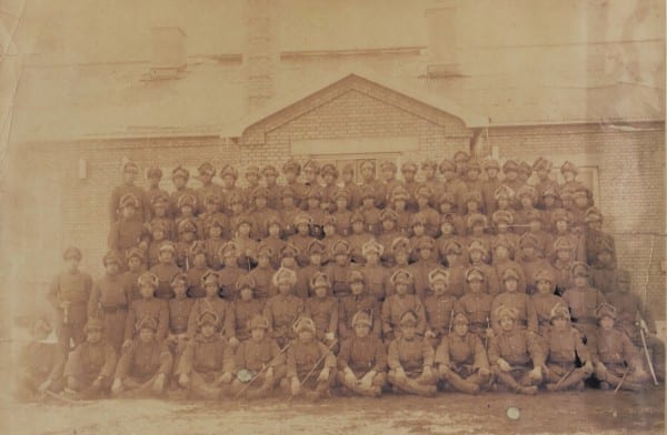 前から4列目、右から6番目が田中角栄