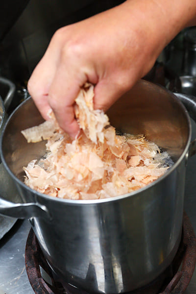 濃いだしで万能だれを作る（撮影／菅井淳子）