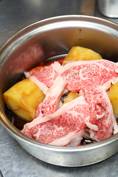 肉は食べる直前に投入（撮影／菅井淳子）