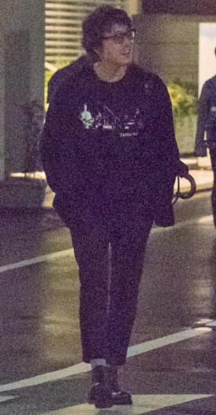 深夜でもサングラスをかけたままの豊原