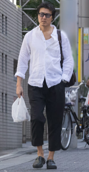 小泉が運転をする車を降りると歩いて舞台の会場へ（10月7日）