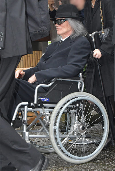 車椅子で告別式に出席した内田裕也