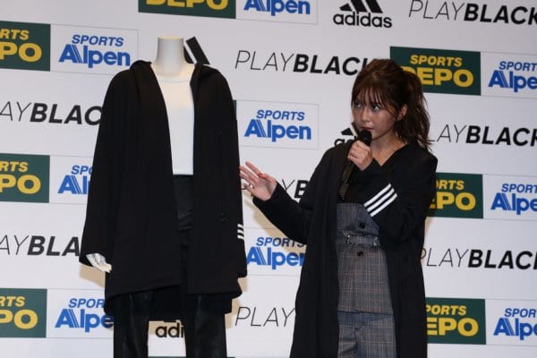 ブラックコーデを紹介する宇野実彩子