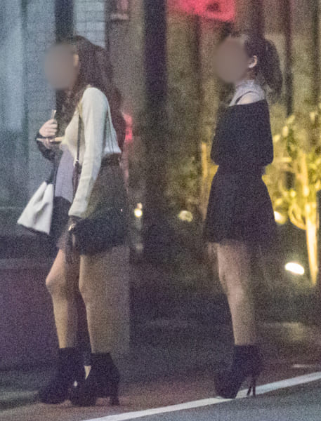 ミニスカートの美女の姿も