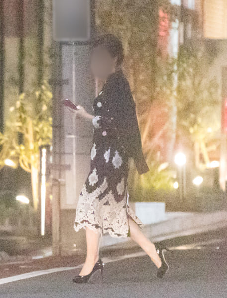 山田のお祝いに駆けつけた美女