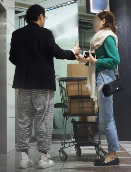 吉田を優しく見守る22才年下妻