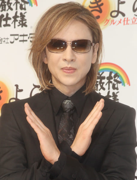 XポーズをするYOSHIKI