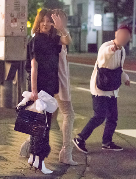 手を上げてタクシーを留めるYOU