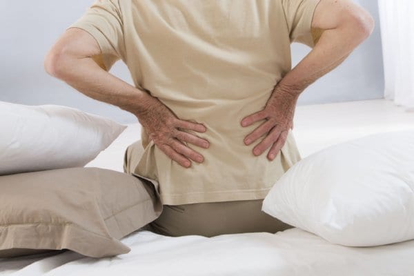 腰痛やふらつき、背の縮み…対処法は？（写真／アフロ）