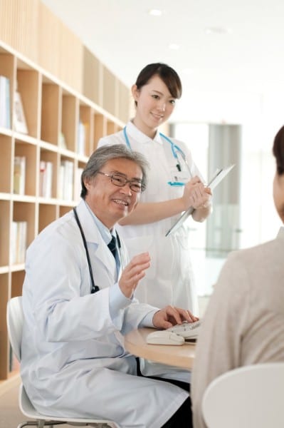 聞きたい、でも嫌われたくない（写真はイメージ。AFLO）