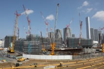 建設が進む東京五輪の選手村(写真/時事)