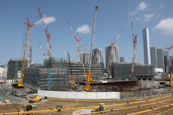 建設が進む東京五輪の選手村（写真／時事）