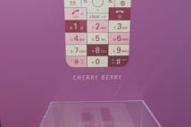 根強いファンも多いデザインケータイのau「INFOBAR」