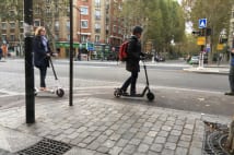 通勤にも使われるパリの電動キックボード
