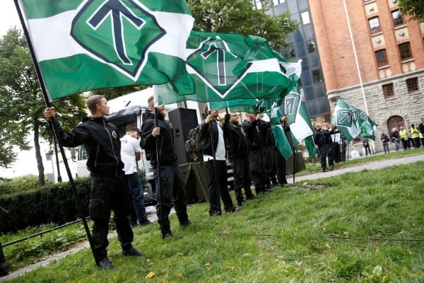 今夏、スウェーデンの首都ストックホルムでネオナチがデモを行った　Reuters/AFLO