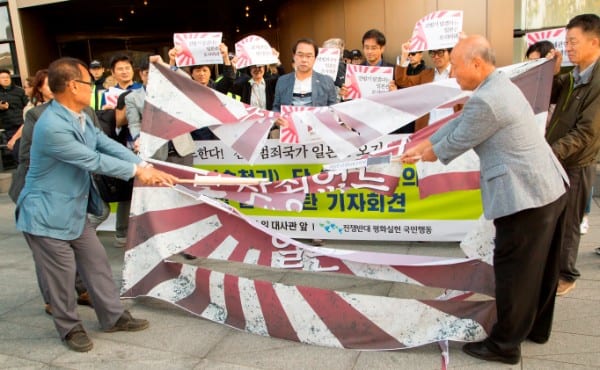 自衛隊の旭日旗掲揚に抗議するデモ　Lee Jae-Won/AFLO
