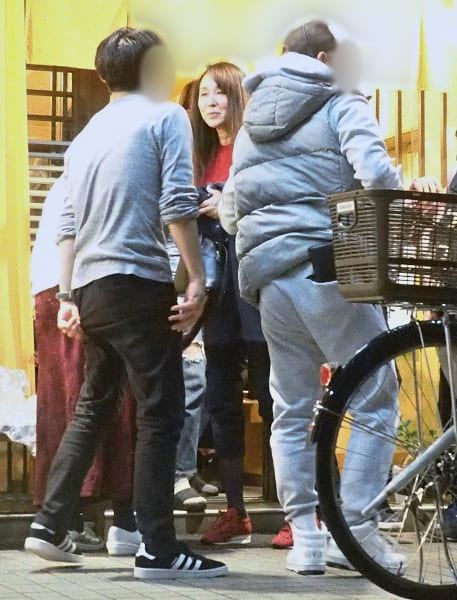 出演中の舞台の後、知人と食事へ