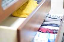家電から衣類まで、不用品を売るならフリマアプリか買い取り業者か?