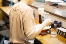 ランチタイムOLの悩み 「大食いできない」「あれ彼氏?」他