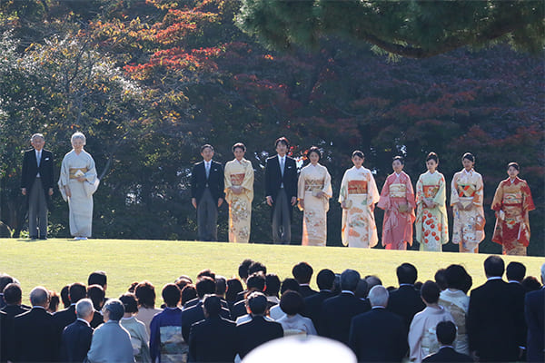 2017年秋の園遊会。招待客の前で皇族方が横一列に並ばれる（撮影／JMPA）