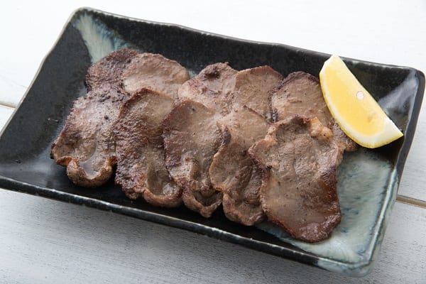 牛タン塩にレモンは焼肉の定番に（写真：アフロ）