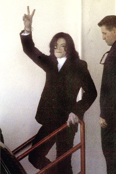 MJが性的虐待容疑で逮捕されたのもこの年だった（共同通信社）