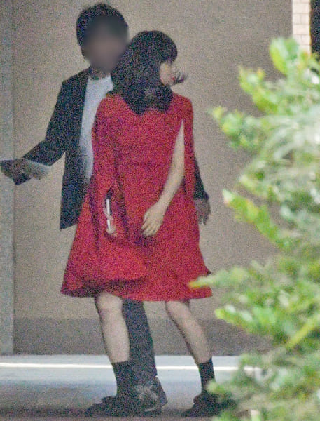 華やかな赤いワンピースを着た広瀬すず