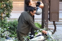 伊勢谷友介＆森星　バイクデート中のトラブル写真5枚