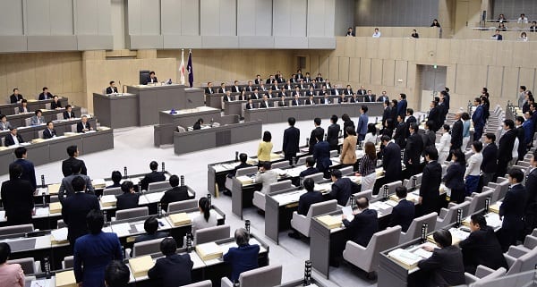 10月5日には東京都議会で人権尊重条例案が採決された（時事通信フォト）