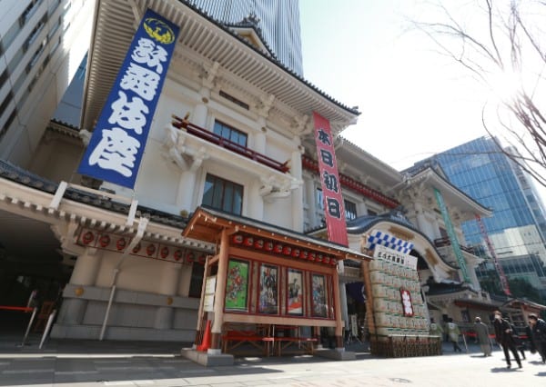 歌舞伎座には多くの観客が訪れる（時事通信フォト）