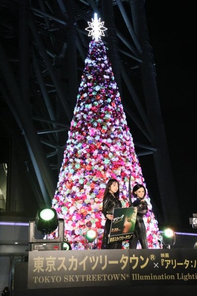 東京スカイツリーのクリスマスツリーと上白石萌音