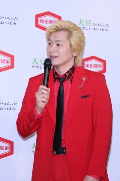 亀田製菓のイベントに登場したカズレーザー