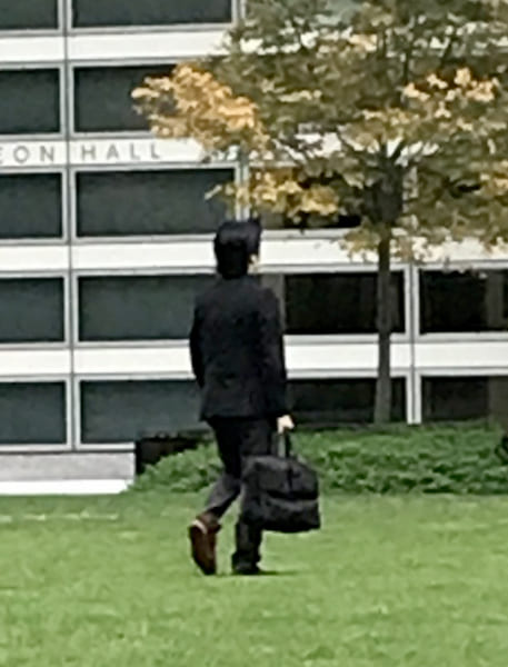 足早に歩く小室圭さん