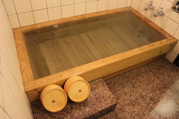 ロイヤルスイートルームに備えられた温泉の出る檜のバスルーム