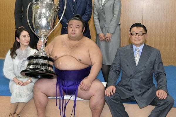 左から純子さん、貴景勝、一哉さん（共同通信社）