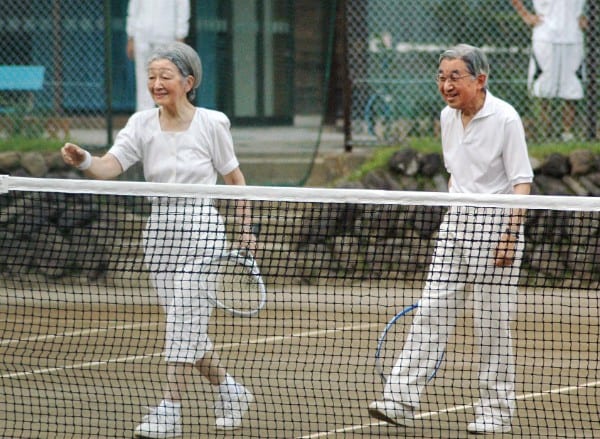 2010年、テニスをプレーなさるお二人（共同通信社）