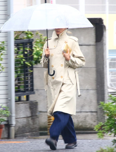 雨の中、傘をさしうつむいて歩く満島ひかり