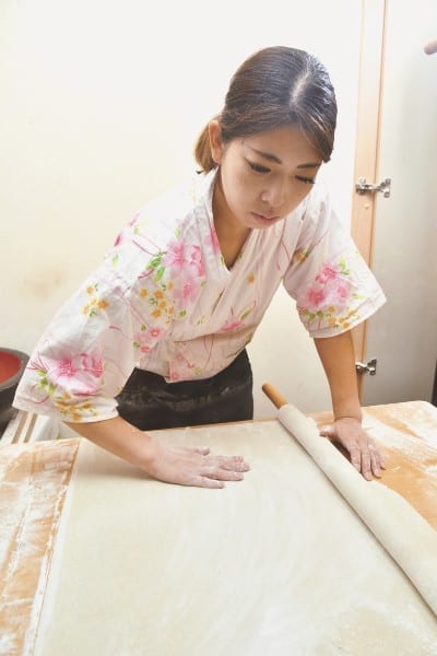 会津蕎麦は最初に少量の熱湯を入れて生地を作る