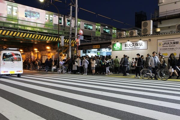 週末になると一日中混雑する新大久保駅