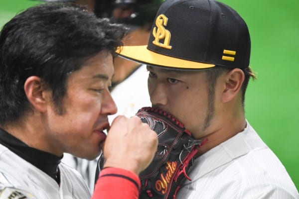 綿密に相手打者の対策を練る森と高谷（撮影／藤岡雅樹）