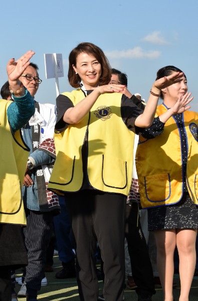 花田景子さん 炭坑節の総踊りで抜群の存在感を見せる Newsポストセブン