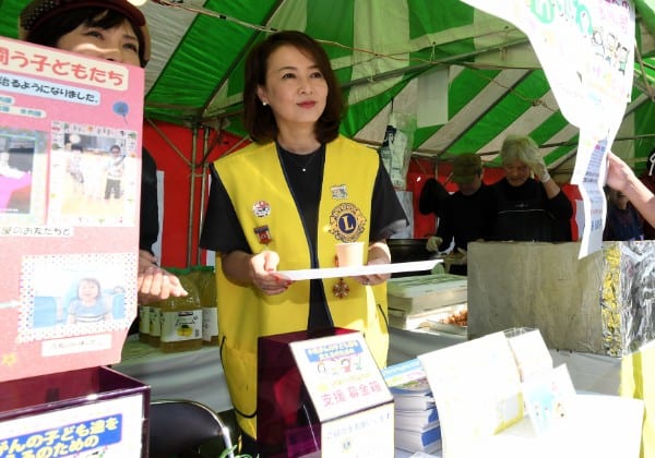 裏方に徹する景子夫人