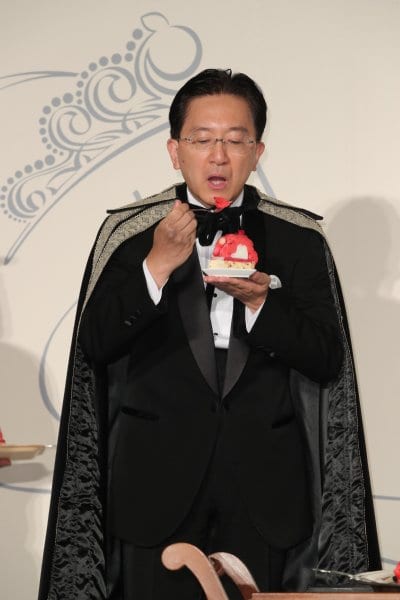 岩手県産果物を使ったスイーツを食べる達増拓也知事