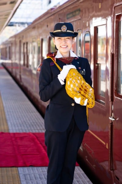 しなの鉄道の客室乗務員、中沢詩織さん